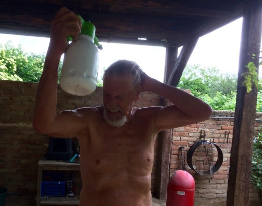 Hans, met zijn zelf gemaakte douche.