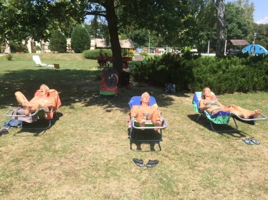 …maar op de zonneweide bij het zwembad, natuurlijk wel 1,5 meter afstand.