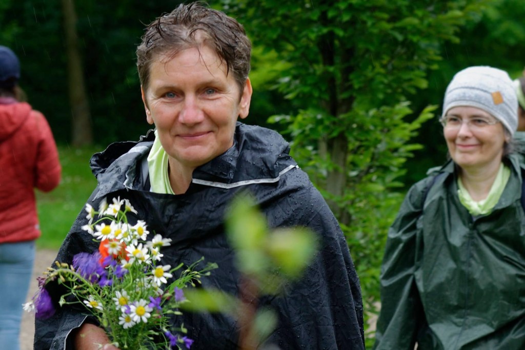 Vali en Zsuzsa. Moe en doorweekt, maar zeker voldaan.